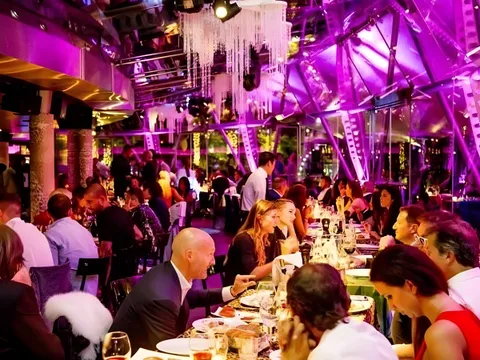 Tavolata durante la cena all’Atlantico Live, con luci rosa