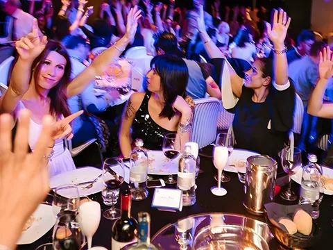 Pubblico in piedi ai tavoli dell’Atlantico Live durante lo spettacolo