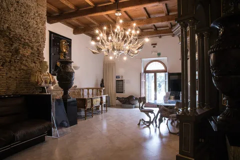 Sala interna del Boscolo Circo Massimo con grande lampadario