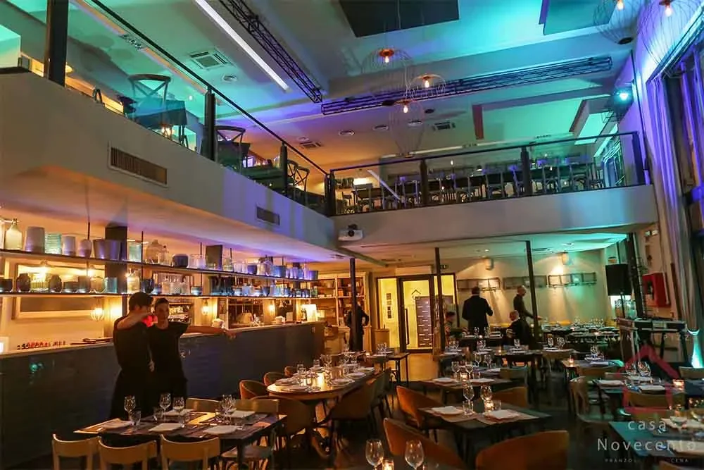 Sala principale di Casa 900 all’EUR illuminata durante la serata