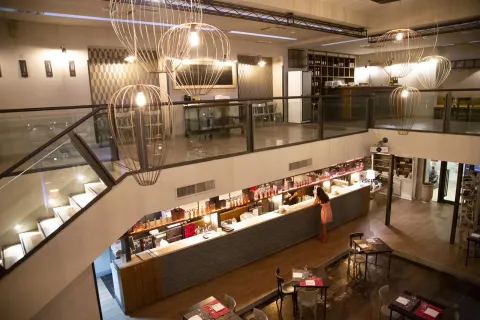Interno a doppia altezza del ristorante Casa 900 all’EUR