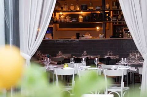 Tavoli apparecchiati per la cena nel ristorante Casa 900 all’EUR
