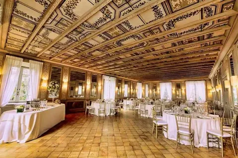Salone storico affrescato della Casina Valadier allestito con tavoli rotondi