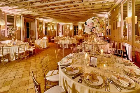 Tavoli in allestimento gala nelle sale della Casina Valadier