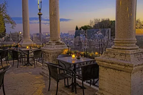 Terrazza panoramica della Casina Valadier al Pincio con vista su Roma