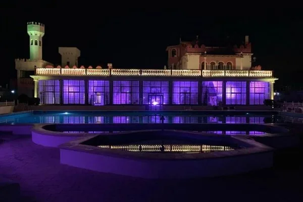 Il Castello di Maccarese illuminato di viola durante una serata evento