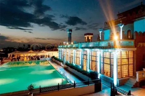 Esterno del Castello di Maccarese illuminato in notturna con piscina