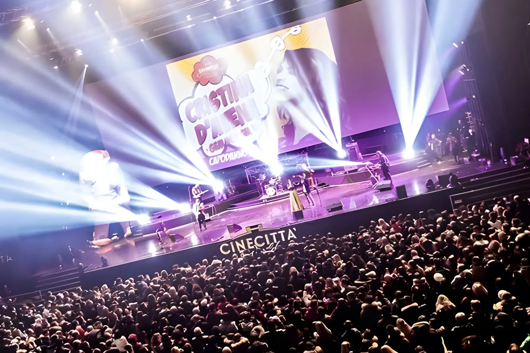 Concerto sul palco di Cinecittà World con la folla davanti