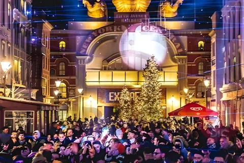 Via centrale di Cinecittà World con albero di Natale e visitatori