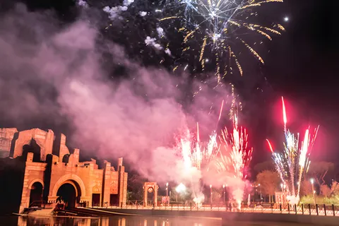Fuochi d’artificio rosa sopra le architetture di Cinecittà World