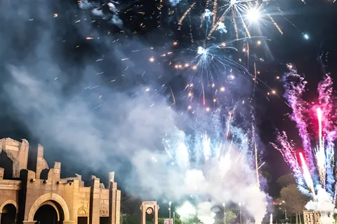 Fuochi d’artificio a mezzanotte sopra il parco di Cinecittà World