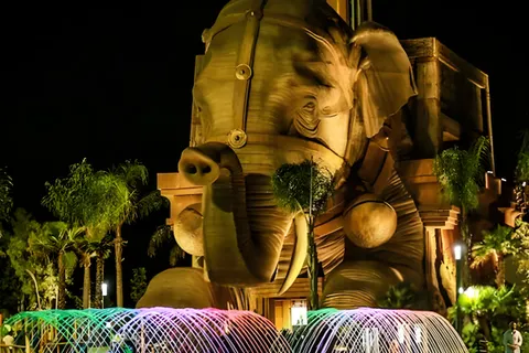 Statua dell’elefante di Cinecittà World illuminata di notte