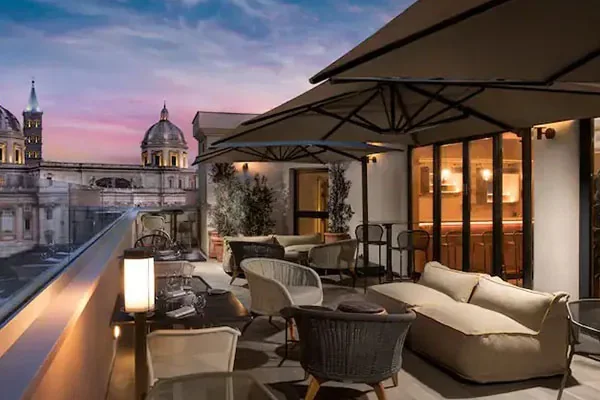 Terrazza del DoubleTree by Hilton Rome Monti con vista sui tetti di Roma al tramonto