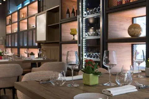 Mise en place di un tavolo del ristorante del DoubleTree by Hilton Rome Monti