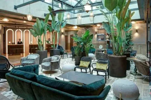 Lobby con giardino interno del DoubleTree by Hilton Rome Monti