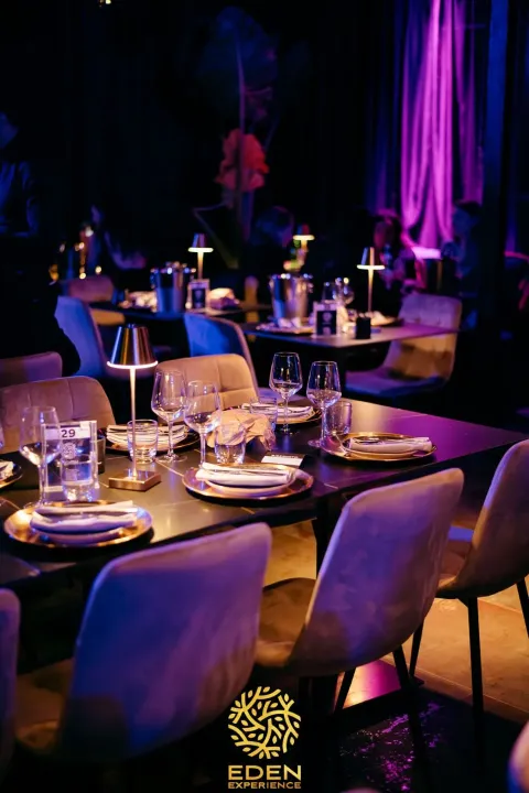 Sala ristorante dell’Eden Experience con tavoli apparecchiati