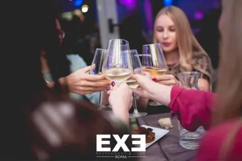 Ospiti dell’Exe Roma durante il brindisi con i calici