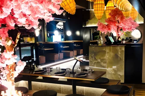 Sala dell’Hanami Restaurant con lanterne e fiori di ciliegio