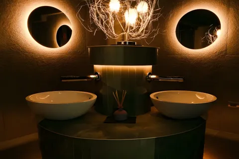 Tavolo dell’Hanami Restaurant con le lampade a sfera