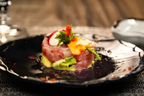 Piatto di pesce crudo servito all’Hanami Restaurant