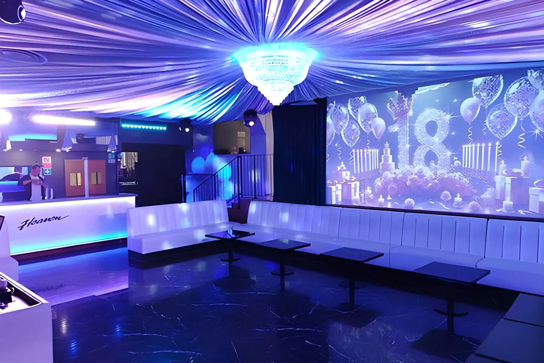 Sala dell’Heaven allestita per il Capodanno, con soffitto drappeggiato e divani chiari