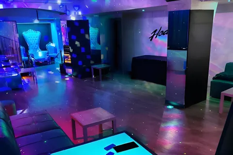 Pista dell’Heaven con divani, tavolini e luci blu
