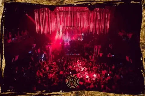 Pista dell’Opus Club affollata durante il party con luci rosse