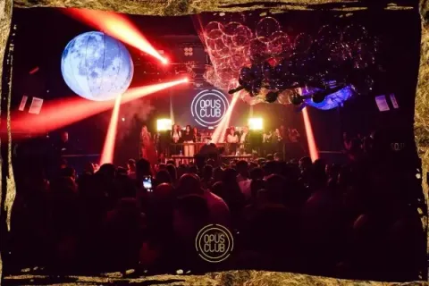 Palco dell’Opus Club durante il live show con luci al neon