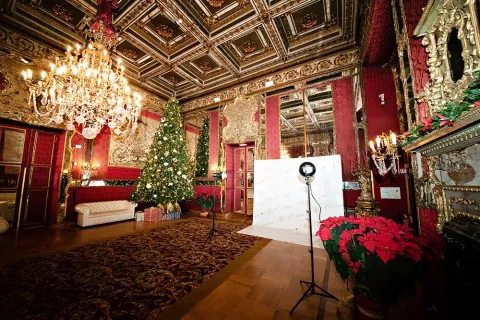 Sala storica di Palazzo Brancaccio a Roma con lampadario, boiserie e allestimento delle feste