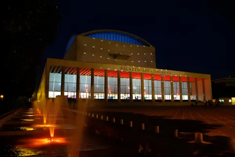 Il colonnato del Palazzo dei Congressi all’EUR di sera