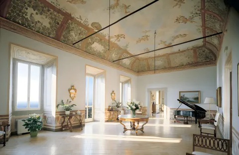 Salone affrescato di Villa Grazioli con il pianoforte