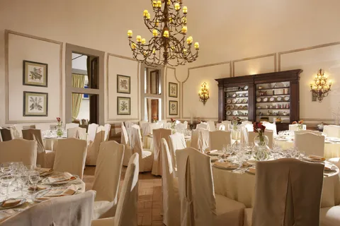 Sala banchetti di Villa Grazioli con i tavoli rotondi