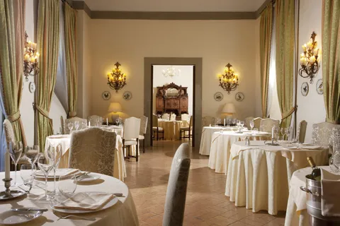 Sala del ristorante di Villa Grazioli apparecchiata
