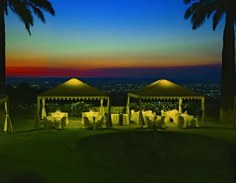 Giardino di Villa Grazioli al tramonto con i gazebo illuminati