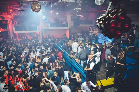 Pubblico del Piper Club sotto la sfera specchiata