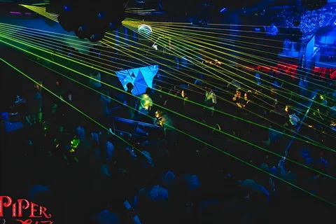 Laser verdi e rossi sulla pista del Piper Club