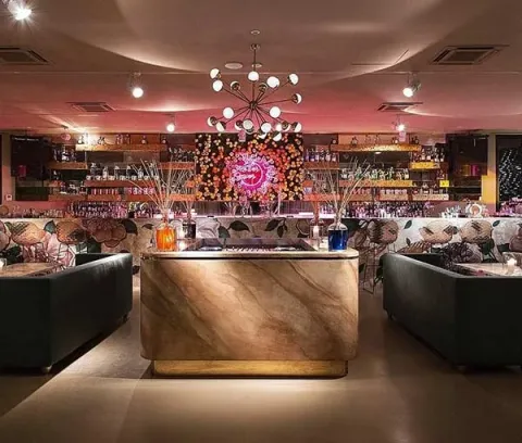 Bancone bar in marmo di Profumo con illuminazione soffusa