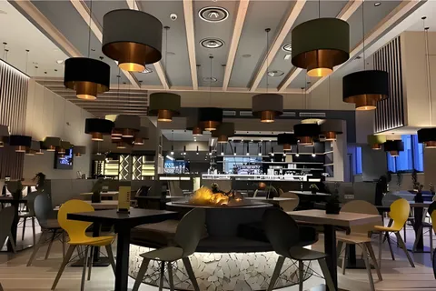 Sala del Puro EUR con le lampade a sospensione