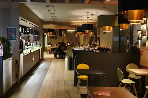 Corridoio con i tavoli del Puro EUR