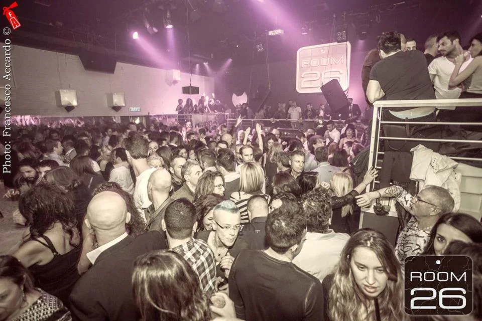 Pista da ballo della discoteca Room 26 all’EUR affollata durante la serata