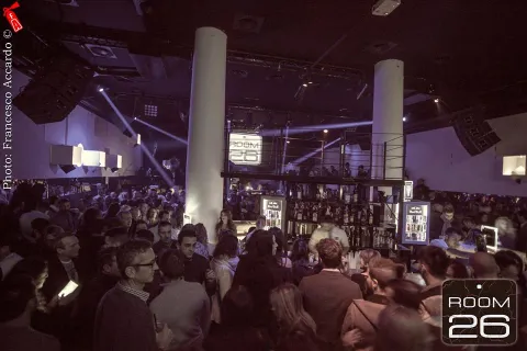 Sala con colonne della Room 26 con il pubblico durante l’evento