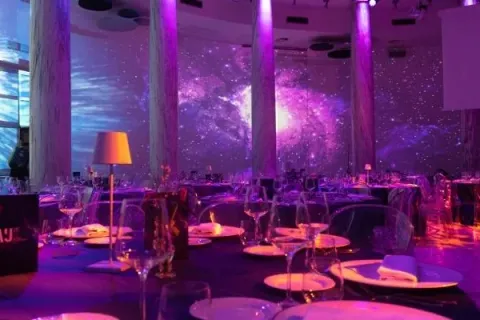 Tavoli apparecchiati per la cena nel Salone delle Colonne all’EUR