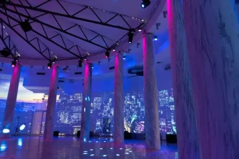 Sala del Salone delle Colonne con proiezione notturna sulle pareti