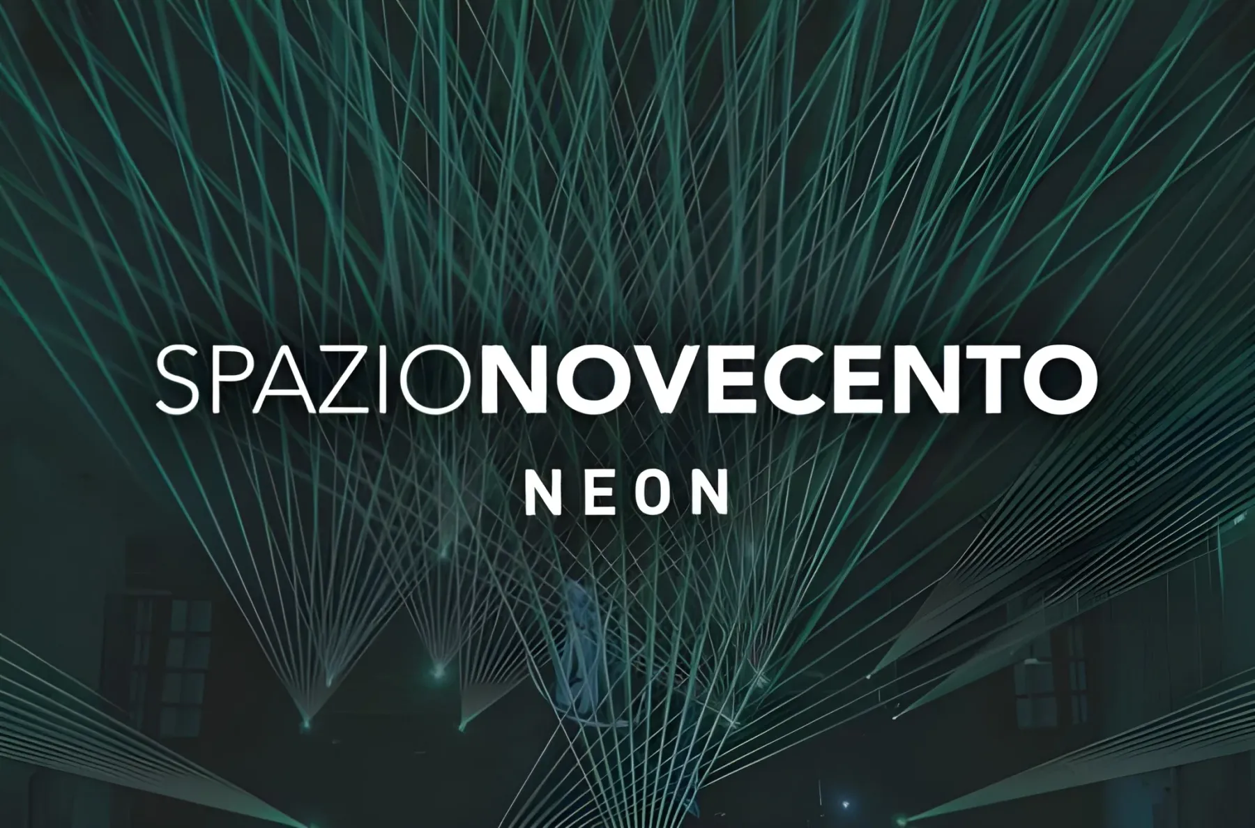 Insegna di Spazio Novecento con i fasci laser verdi