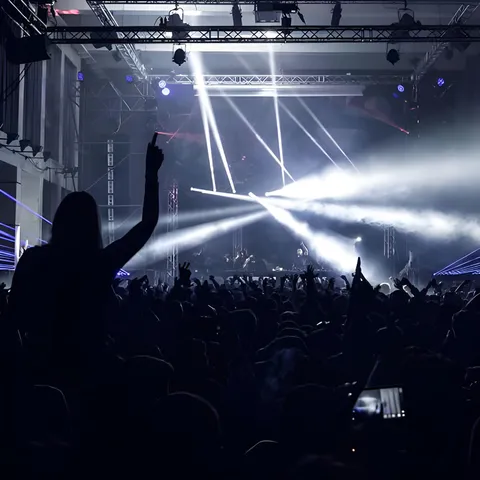 Pubblico e fasci di luce nella sala di Spazio 900