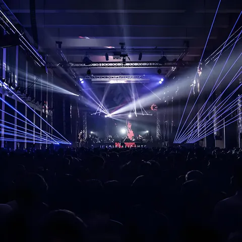 Sala di Spazio 900 attraversata dai laser blu
