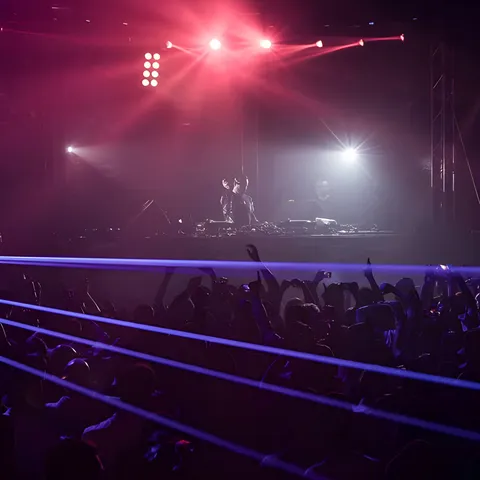 Luci rosse sul palco di Spazio 900