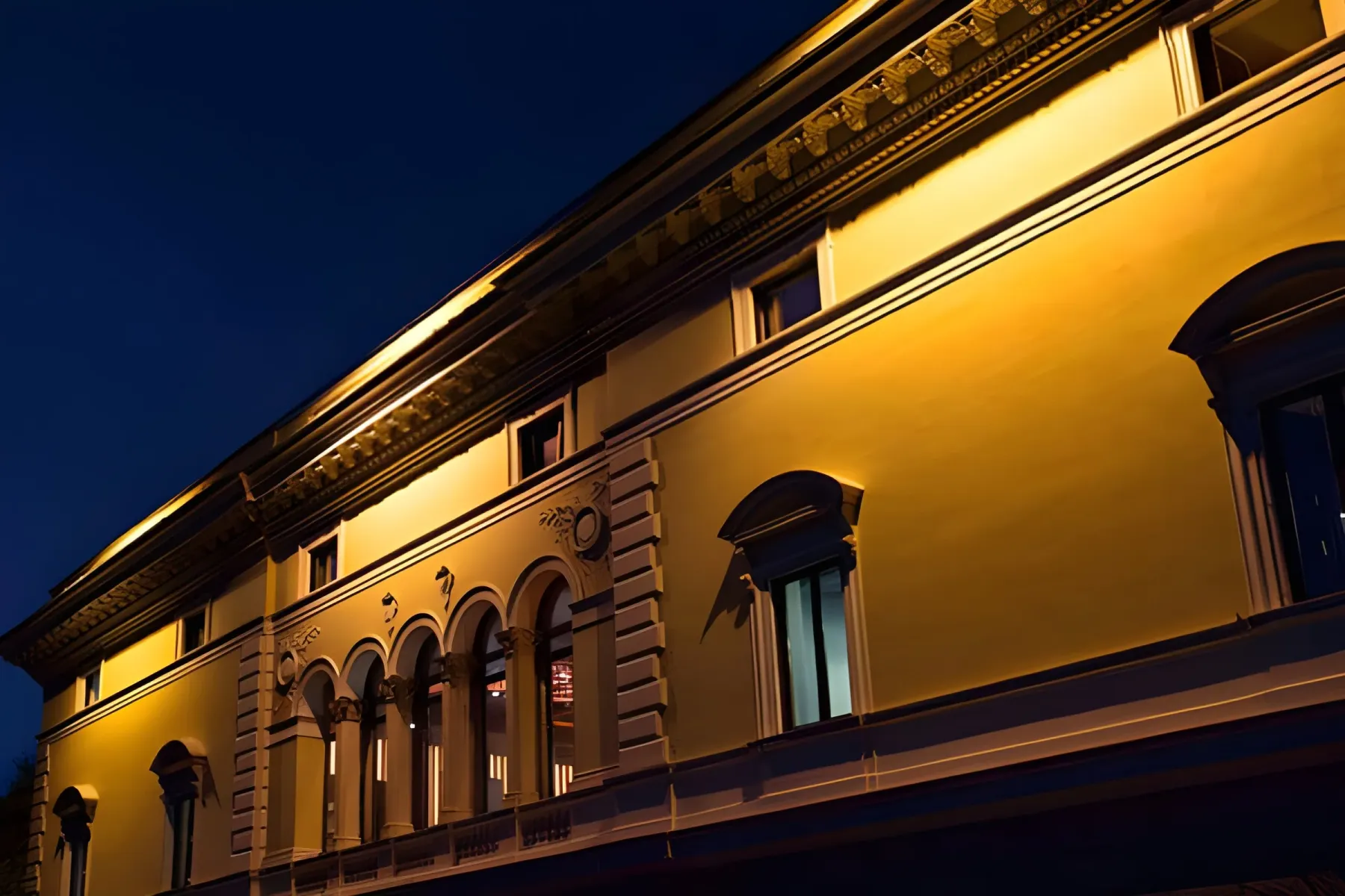 Facciata illuminata del Sublime La Villa in via Alessandro Fleming