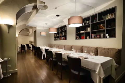 Sala lunga del Target Restaurant con la panca e le volte
