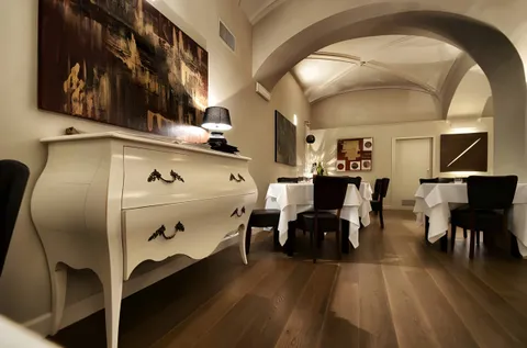Sala del Target Restaurant con il cassettone e i tavoli